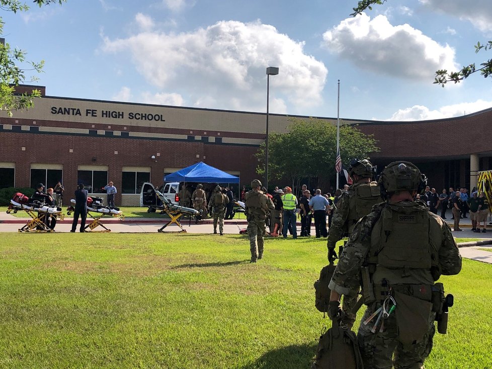 Na místě střelby v škole v Santa Fe.