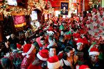 Tradiční okružní jízdu po barech musely letos davy Santů kvůli koronaviru zrušit