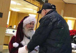 Santa poklekl před osamělým veteránem, aby mu poděkoval za jeho vojenskou službu...