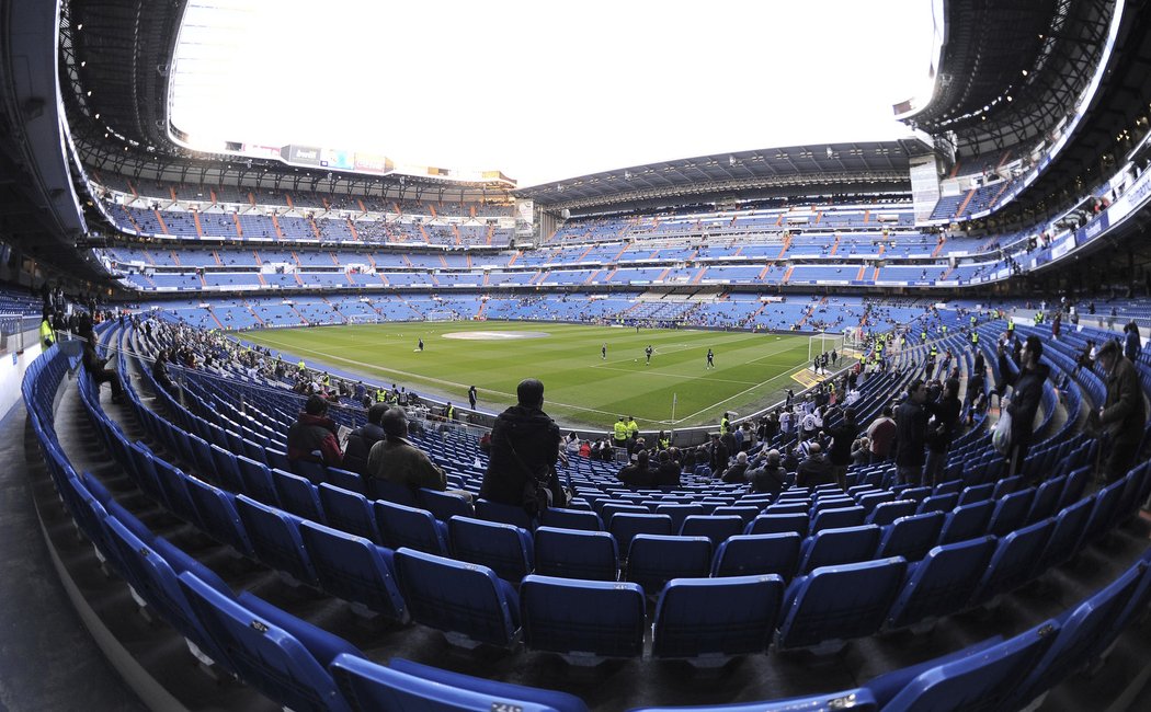 Stadion Realu Madrid Santiago Bernabéu při pohledu zevnitř.