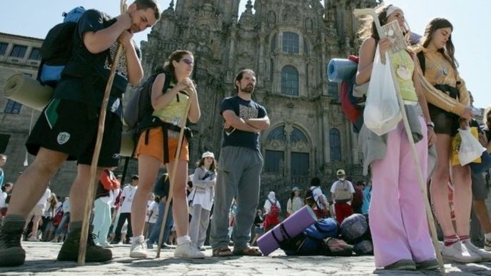 Poutníci na náměstí Obradoiro ve španělském Santiagu de Compostela.
