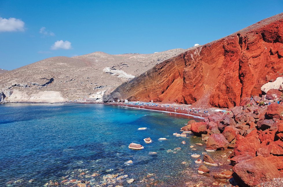 Červená pláž: Jednu z nejpopulárnějších místních pláží najdete na jihozápadě Santorini.