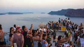 Řecké Santorini je oblíbeným terčem turistů