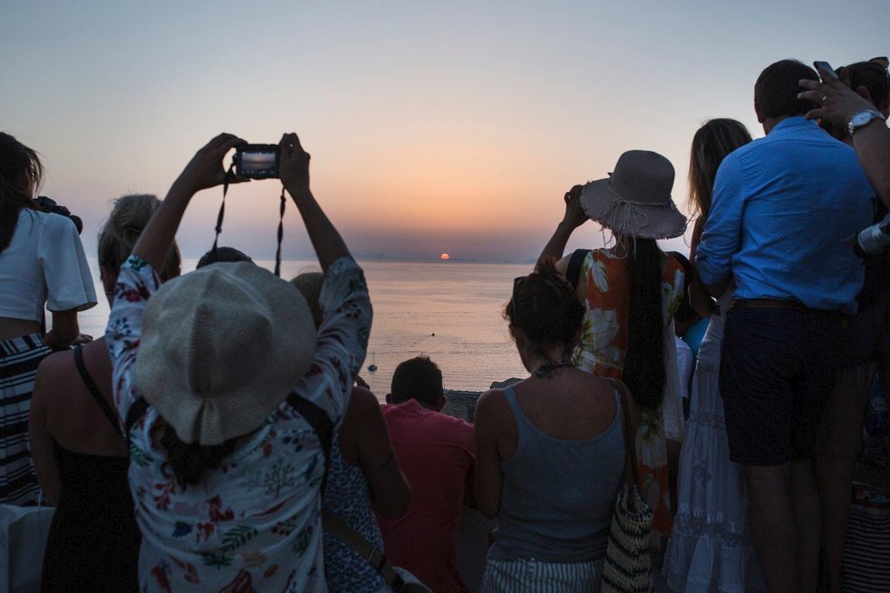 Řecké Santorini je oblíbeným terčem turistů