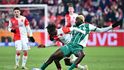 Youssoupha Sanyang bojuje o míč ve vršovickém derby