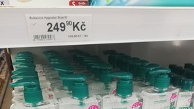 Lékárna v Karlíně prodává dezinfekční gel za 750 korun, večerka v Jinonicích za 429.