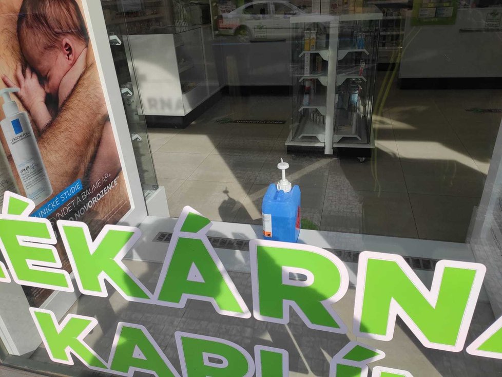 Lékárna v Karlíně prodává dezinfekční gel za 750 korun, večerka v Jinonicích za 429.