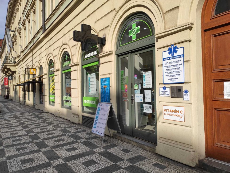 Lékárna v Karlíně prodává dezinfekční gel za 750 korun, večerka v Jinonicích za 429.