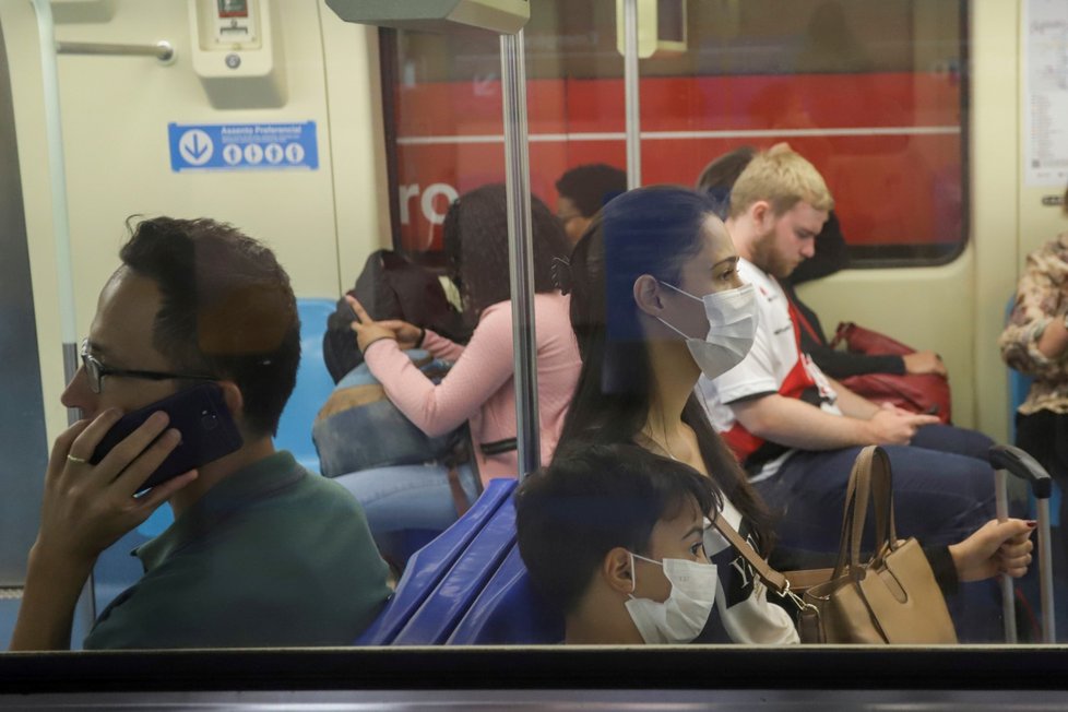 Brazilští cestující v Sao Paulu se chrání rouškami