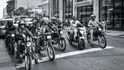 Motoboyové čili kurýři na motorkách dennodenně riskují svůj život v přeplněných ulicích města.