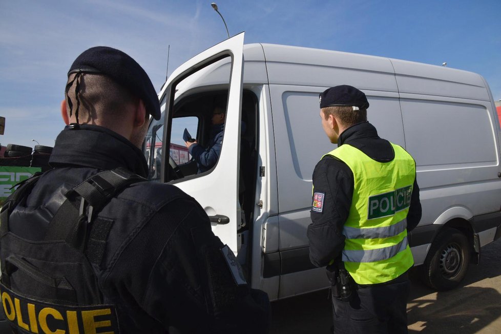 Razie celníků, policistů, veterinářů a zemědělců v pražské tržnici Sapa, 22. března 2019.