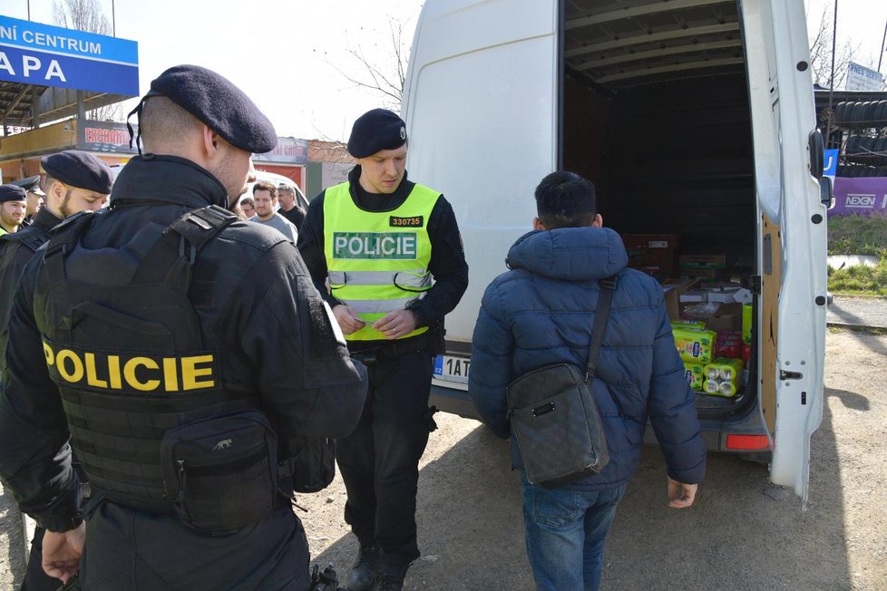 Razie celníků, policistů, veterinářů a zemědělců v pražské tržnici Sapa, 22. března 2019.