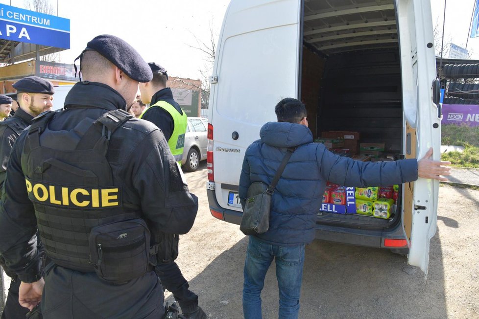 Razie celníků, policistů, veterinářů a zemědělců v pražské tržnici Sapa, 22. března 2019.