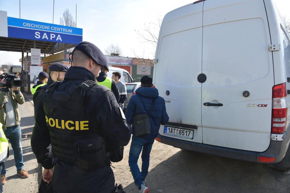 Razie celníků, policistů, veterinářů a zemědělců v pražské tržnici Sapa, 22. března 2019.