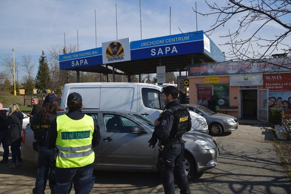 Razie celníků, policistů, veterinářů a zemědělců v pražské tržnici Sapa, 22. března 2019.