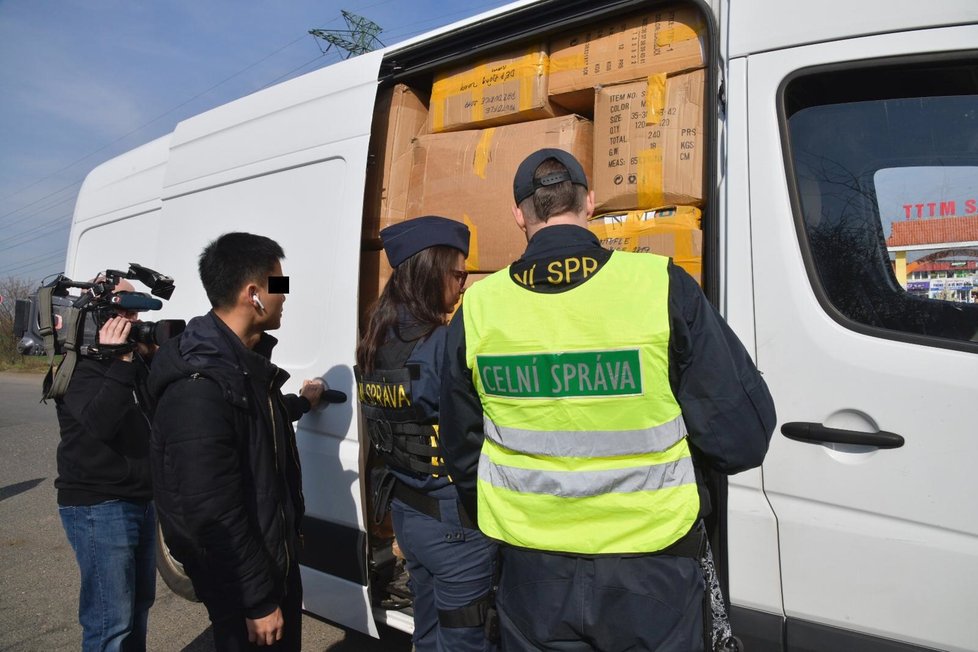 Razie celníků, policistů, veterinářů a zemědělců v pražské tržnici Sapa, 22. března 2019.