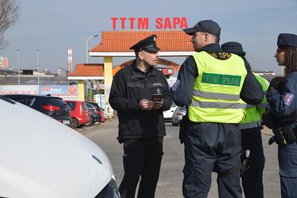 Razie celníků, policistů, veterinářů a zemědělců v pražské tržnici Sapa, 22. března 2019.