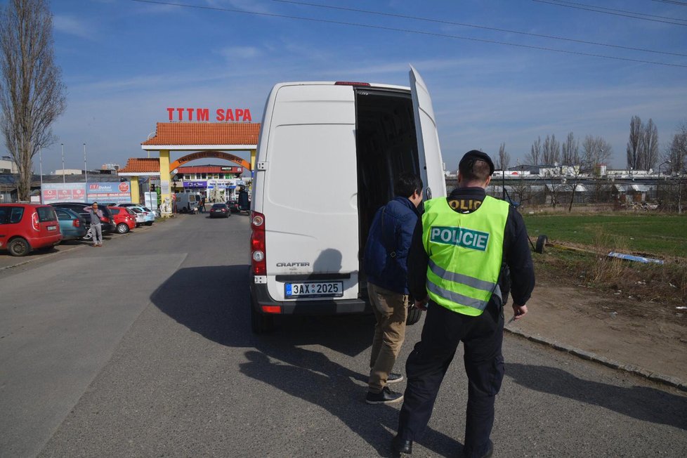 Razie celníků, policistů, veterinářů a zemědělců v pražské tržnici Sapa, 22. března 2019.