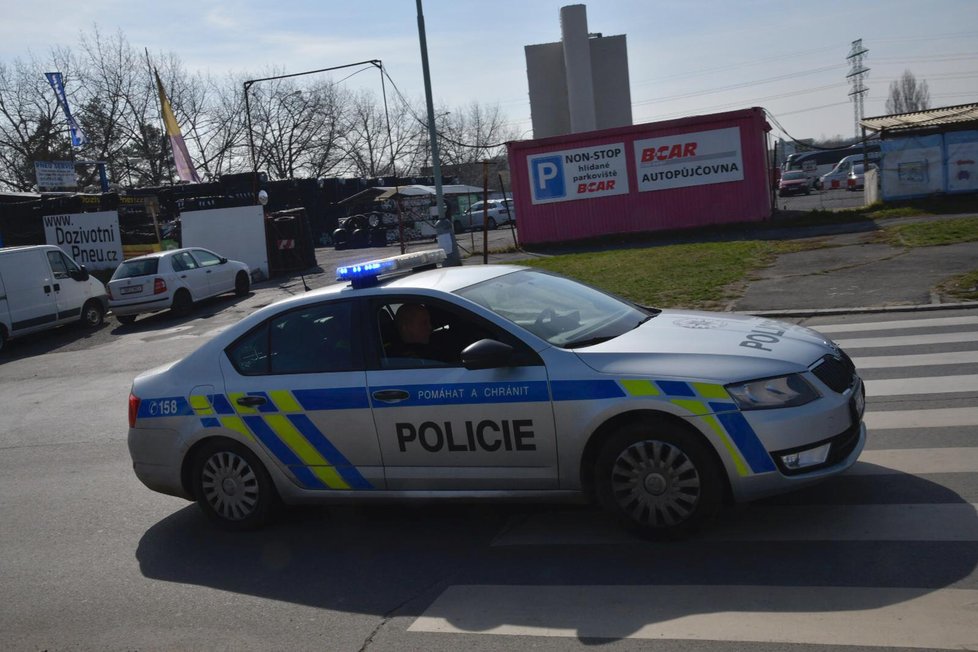 Razie celníků, policistů, veterinářů a zemědělců v pražské tržnici Sapa, 22. března 2019.