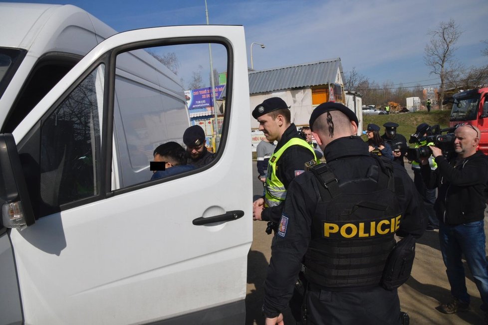 Razie celníků, policistů, veterinářů a zemědělců v pražské tržnici Sapa, 22. března 2019.