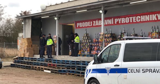 Celníci a inspektoři z Českého úřadu pro zkoušení zbraní a střeliva se zaměřili na kontrolu trhovců, kteří prodávají zábavní pyrotechniku.