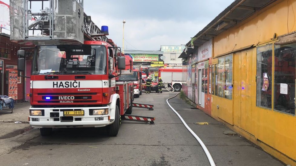 Hasiči truchlí: V převrácené cisterně zemřel velitel družstva, další tři hasiči jsou zranění (ilustrační foto)