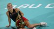 Zářící Sára se svou první trofejí na okruhu. Zářící Sára se svou první trofejí na okruhu.