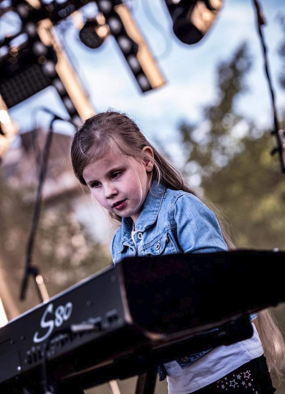 Sárinka zahrála na klavír na festivalu před 700 lidmi.