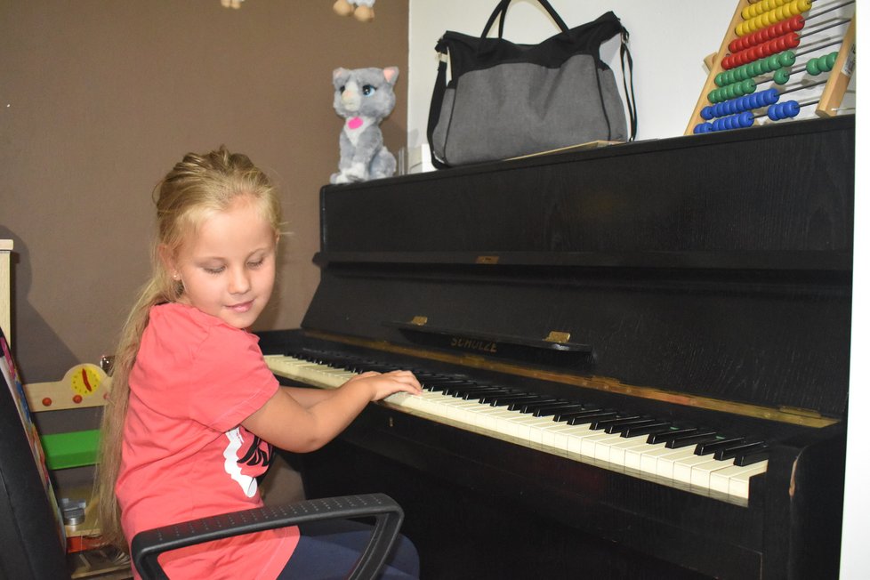 Sára Cieslarová (7) je talentovaná pianistka.