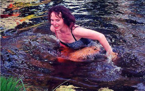 Sára si vyzkoušela saunování a koupel v přírodním rybníku.