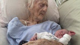 Dojemné! Poslední foto umírající babičky s její vnučkou