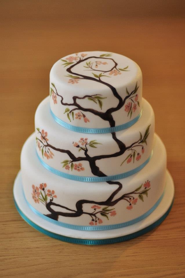 Sarah však dokáže vytvořit i nádherné svatební dorty.