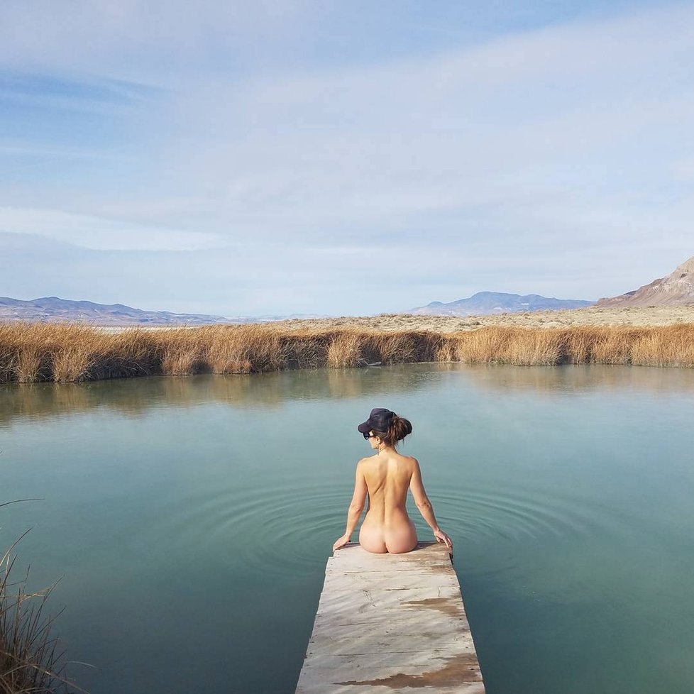 Nudistka Sarah Jane se svléká po celém světě. Miluje totiž hanbaté cestování.