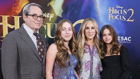 Sarah Jessica Parkerová, Matthew Broderick a jejich dcery na premiéře čarodějnické komedie Hokus Pokus 2