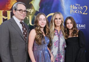 Sarah Jessica Parkerová, Matthew Broderick a jejich dcery na premiéře čarodějnické komedie Hokus Pokus 2