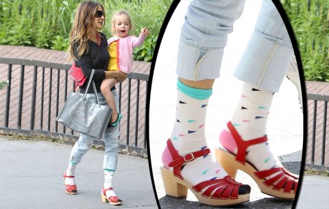 Módní faux pas Sarah Jessicy Parker: Ponožky v sandálech!