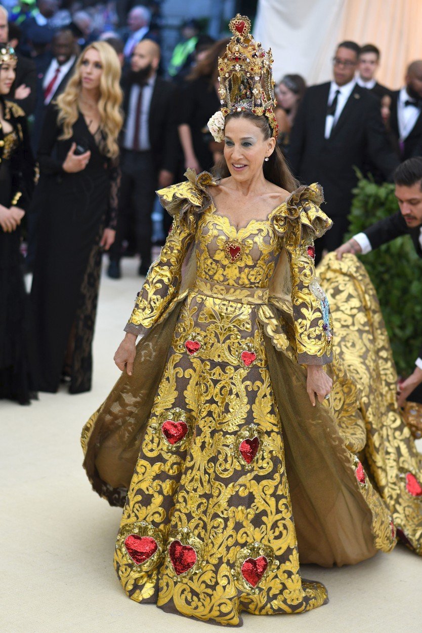 2018 - Na Met Gala v šatech od Dolce and Gabbana a s výraznou čelenkou