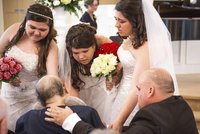 Dojemný příběh: Matka zemřela 12 hodin po svatbě svých tří dcer
