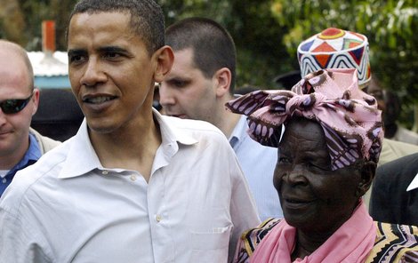 Barack Obama s keňskou bábinkou Sarah.
