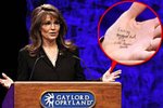 Sarah Palin šla na projev s tahákem na ruce
