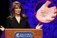 Sarah Palin: Poznámky měla ostudně na ruce