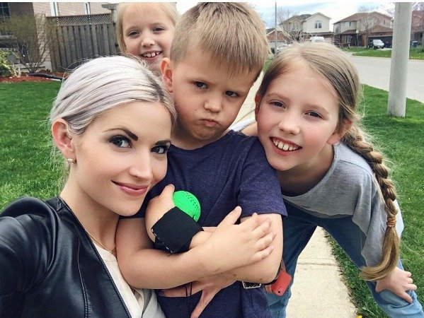 Sarah se svými třemi dětmi