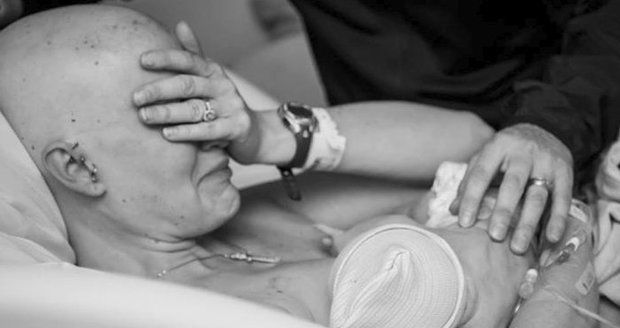 Matka s rakovinou prsu se rozplakala při kojení, její snímek obletěl svět