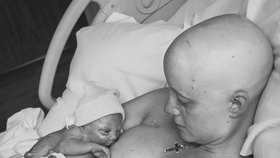 Sarah Whitney se během těhotenství dozvěděla, že má rakovinu. Po porodu obrečela, že už nemůže kojit.
