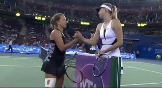 Šarapovovou znovu ničí zranění, vzdala Strýcové. Stihne Fed Cup?