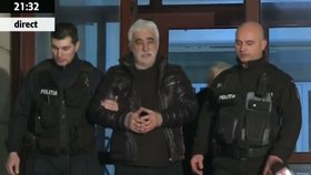Rumunská policie vede Sarbua před prokurátora.