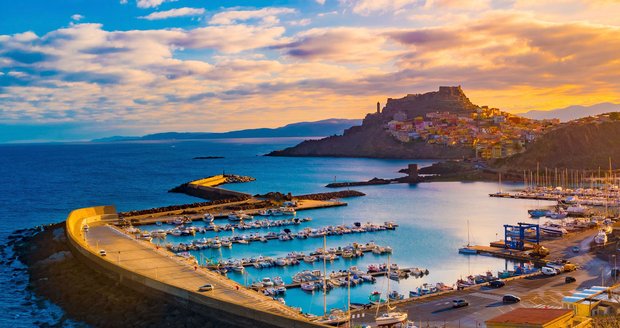 Sardinie je místem nejkrásnějších pláží, prehistorických staveb, skalisek, pracovitých lidí, bohaté přírody i malebných středověkých městeček.