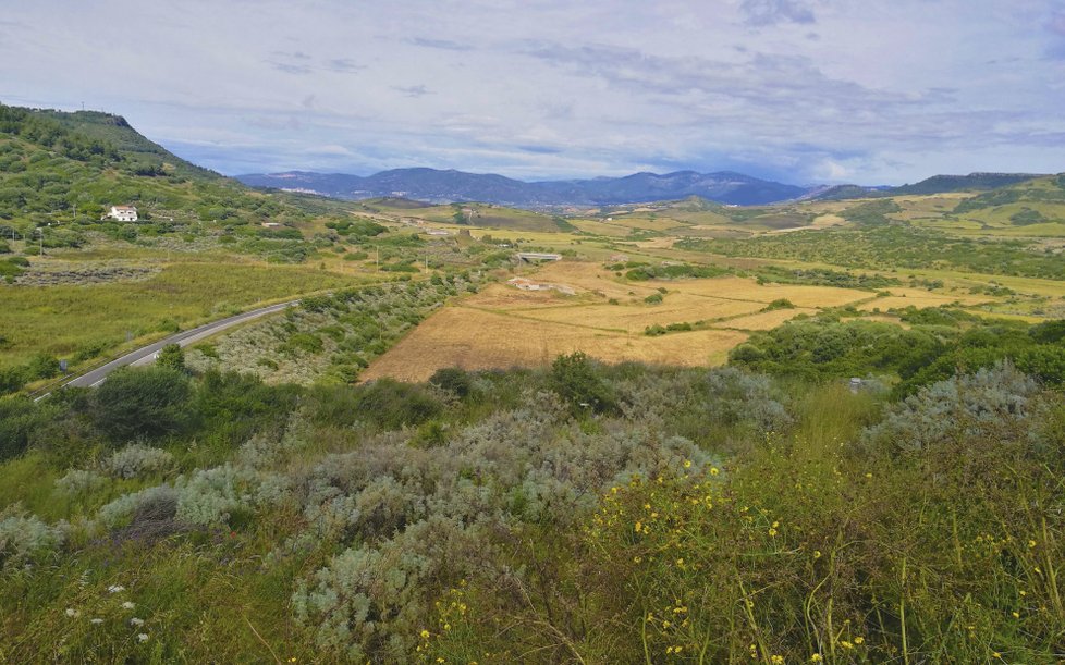 Sardinie je místem nejkrásnějších pláží, prehistorických staveb, skalisek, pracovitých lidí, bohaté přírody i malebných středověkých městeček.