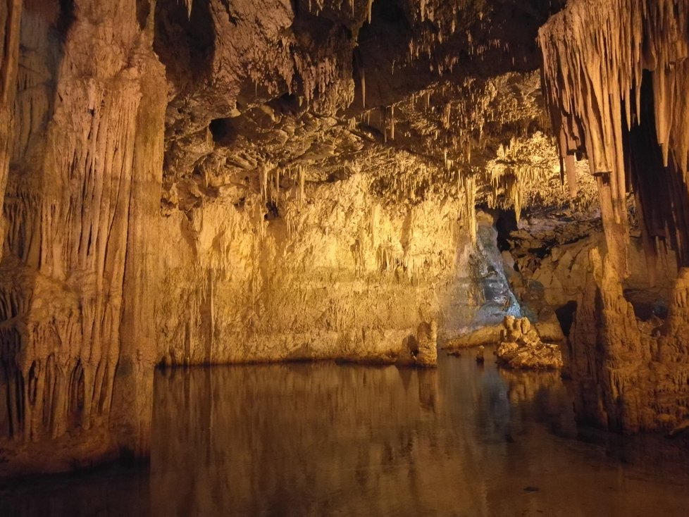 Neptunova jeskyně nabízí procházku dlouhou 1200 metrů skrz výběžek Capo Caccia. V ní objevíte řady sálů, průchodů, jezírek a chodbiček plných nadpozemské atmosféry a přírodních útvarů.