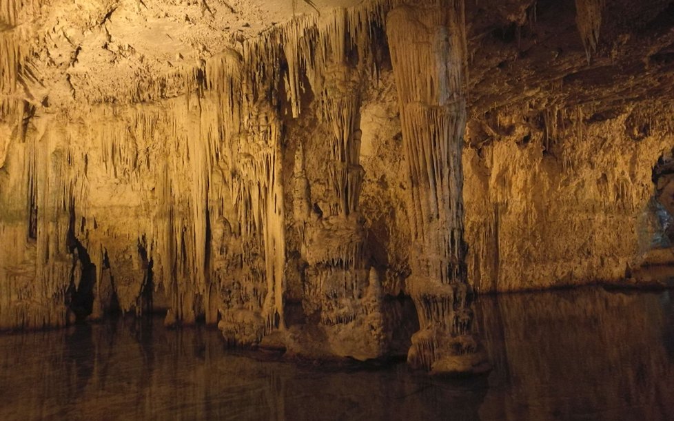 Neptunova jeskyně nabízí procházku dlouhou 1200 metrů skrz výběžek Capo Caccia. V ní objevíte řady sálů, průchodů, jezírek a chodbiček plných nadpozemské atmosféry a přírodních útvarů.